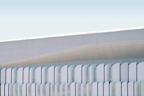 foto, bianca, calcestruzzo, costruzione, chiaro, blu, cielo, astratto, architettura, struttura, minimo, struttura costruita, nessuno, giorno, Inquadratura dal basso, Colore bianco, esterno dell'edificio, cielo sereno, di fila, natura, modello, fianco a fianco, all'aperto, ripetizione, copia spazio, colonna architettonica, luce del sole, moderno, 5K, CC0, dominio pubblico, privo di copyright