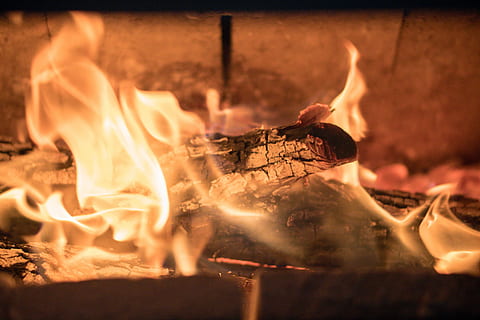 fotografia de foco, madeira, ardente, queimando lenha, chama, registro, lareira, calor, fogo, fogo - fenômeno natural, calor - temperatura, movimento, natureza, noite, pessoas, fogueira, dentro de casa, fechar-se, madeira - material, comida e bebida, foco seletivo, 5K, CC0, domínio público, royalty free