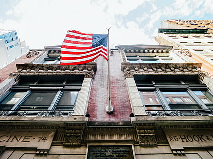 bandera, americano, colgando, edificio, arquitectura, infraestructura, Estados Unidos, America, rascacielos, patriotismo, a rayas, nadie, exterior del edificio, estructura construida, ciudad, día, al aire libre, Distrito residencial, vista de ángulo bajo, ventana, cielo, naturaleza, casa, gobierno, 4K, CC0, dominio público, libre de derechos