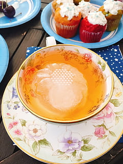 Cafe, Tee, Eistee, Schwarzer Tee, Teetasse, Dessert, Teezeit, Snack, Suiten, Essen und Trinken, Lebensmittel, Frische, Süss, Süßes Essen, Tabelle, Kuchen, Genuss, gebacken, Teller, Stillleben, fertig für den Verzehr, Versuchung, ungesunde Ernährung, Nahansicht, keine Leute, drinnen, High Angle View, Blumenmuster, 2K, CC0, gemeinfrei, lizenzfrei