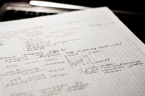 grafický papír, poznámky, poznámkový blok, dokument, notebook, podnikání, kancelář, papír, práce, pracovní, milimetrový papír, psaný, papírování, detail, selektivní zaměření, text, nikdo, uvnitř, sdělení, rukopis, otevřeno, západní skript, pozitivní emoce, rezervovat, vydání, stálý život, vzdělání, černé pozadí, stránka, zpráva, 4K, CC0, veřejná doména, bez autorských práv