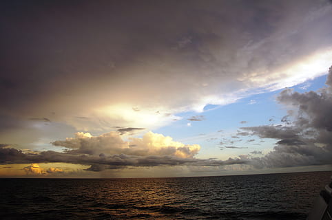 posta de sol, mar, endavant, núvols, pluja, Carib, cel, núvol - cel, horitzó, bellesa a la natura, aigua, escenics - natura, horitzó sobre l’aigua, tranquil·litat, escena tranquil·la, naturalesa, idíl·lic, terra, llum solar, cap gent, platja, a l'aire lliure, ominós, 2K, CC0, domini públic, lliure de regalies