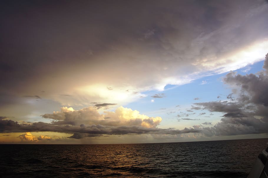 posta de sol, mar, endavant, núvols, pluja, Carib, cel, núvol - cel, horitzó, bellesa a la natura, aigua, escenics - natura, horitzó sobre l’aigua, tranquil·litat, escena tranquil·la, naturalesa, idíl·lic, terra, llum solar, cap gent, platja, a l'aire lliure, ominós, 2K