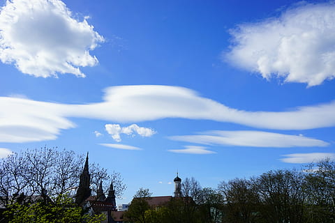 nuvole, nevischio, cloudformation, cielo, giorno d'estate, blu, bianca, forma di nuvole, giorno soleggiato, soleggiato, sole, raggio di sole, bella giornata, estate, nubi cumuliformi, tempo metereologico, clima, riscaldamento del clima, sopra le nuvole, cielo blu, azur, Ulm, cattedrale di Ulm, città, vista della città, Chiesa, architettura, religione, storia, posto famoso, cristianesimo, Cattedrale, nuvola - cielo, albero, pianta, struttura costruita, natura, esterno dell'edificio, giorno, nessuno, costruzione, Inquadratura dal basso, bellezza nella natura, scenics - natura, albero nudo, all'aperto, scena tranquilla, crescita, luce del sole, 5K, CC0, dominio pubblico, privo di copyright