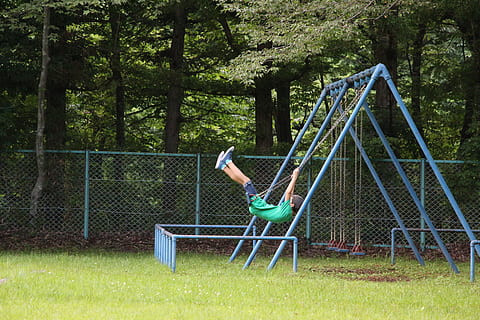 swing, rodant, nen, diversió, jugar, feliç, nens feliços, joc, parc, planta, una persona, longitud completa, parc infantil, naturalesa, arbre, dia, activitat d'oci, persones reals, infància, roba casual, vista lateral, herba, a l'aire lliure, color verd, estils de vida, jugant, equip de joc a l'aire lliure, 5K, CC0, domini públic, lliure de regalies