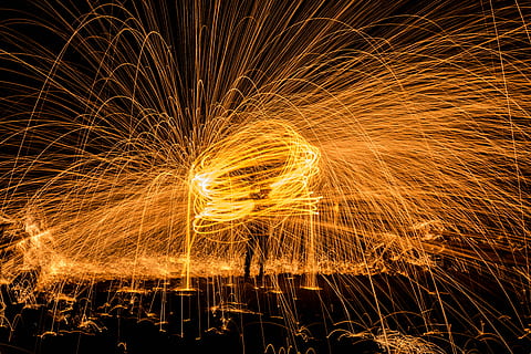 fotografie z ocelové vlny, muž, stojící, Černá, povrch, ohňostroj, exploze, světlo, spirála, vír, vzor, oranžový, noc, Ocelová vlna, dlouhé expozice, rozmazaný pohyb, pohyb, svítí, jiskry, drátěné vlny, hořící, řeřavý, oheň, oranžová barva, teplota - teplota, nikdo, požár - přírodní jev, předení, Příroda, pozadí, světlo - přírodní jev, 5K, CC0, veřejná doména, bez autorských práv