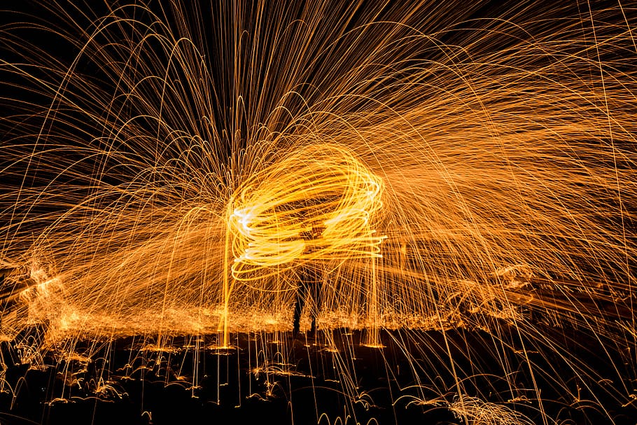 fotografie z ocelové vlny, muž, stojící, Černá, povrch, ohňostroj, exploze, světlo, spirála, vír, vzor, oranžový, noc, Ocelová vlna, dlouhé expozice, rozmazaný pohyb, pohyb, svítí, jiskry, drátěné vlny, hořící, řeřavý, oheň, oranžová barva, teplota - teplota, nikdo, požár - přírodní jev, předení, Příroda, pozadí, světlo - přírodní jev, 5K