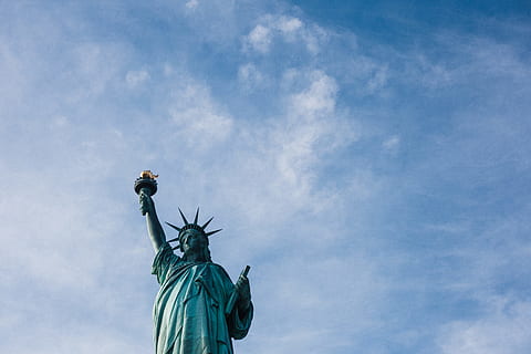 matala, kulma-valokuva, patsas, vapaus, sininen, valkoinen, pilvinen, päivä-, taivas, päivä, sinitaivas, aika, Vapaudenpatsas, New York City, vapauden saari, palava taskulamppu, Yhdysvallat, monumentti, itsenäisyys, kuuluisa paikka, manhattan - New Yorkin kaupunki, isänmaallisuus, New Yorkin osavaltio, naisten samankaltaisuus, ihmisen edustus, matala kulma, veistos, matkakohteet, taide ja käsityö, edustus, pilvi - taivas, liekki, luonto, ei ihmisiä, matkustaa, matkailu, menneisyys, uusklassinen, 5K, CC0, public domain, rojaltivapaa