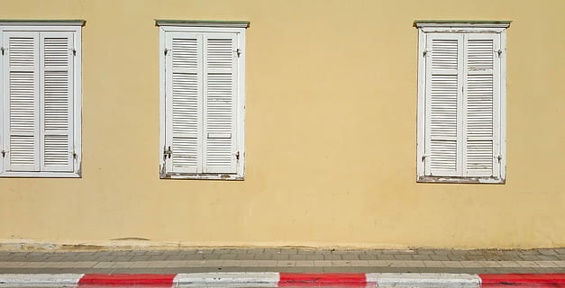 Fenster, altes Fenster, Hintergrund, Wand, Standort, leeren, Freiraum, kopieren sie platz, alt, städtisch, Urbanismus, Straße, draußen, Jahrgang, die Architektur, gebaute Struktur, Gebäudehülle, Gebäude, keine Leute, Tag, Verschluss, geschlossen, Wohngegend, Wandbau - Funktion, Gelb, Stadt, Haus, Eingang, Tür, Sonnenlicht, Natur, 5K, CC0, gemeinfrei, lizenzfrei