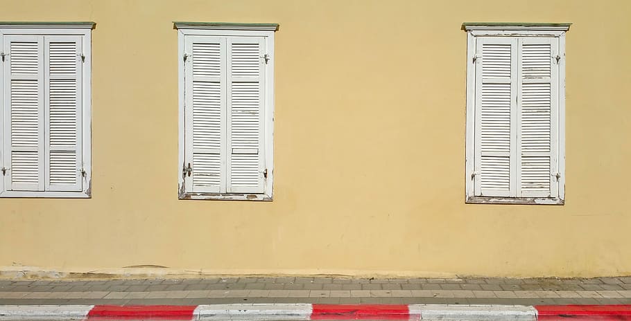 Fenster, altes Fenster, Hintergrund, Wand, Standort, leeren, Freiraum, kopieren sie platz, alt, städtisch, Urbanismus, Straße, draußen, Jahrgang, die Architektur, gebaute Struktur, Gebäudehülle, Gebäude, keine Leute, Tag, Verschluss, geschlossen, Wohngegend, Wandbau - Funktion, Gelb, Stadt, Haus, Eingang, Tür, Sonnenlicht, Natur, 5K
