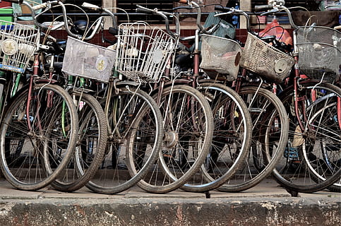 parcat, un sortiment de biciclete colorate, biciclete, coșuri, bicicletă, transport, nici o persoana, staționar, mijloc de transport, vehiculul terestru, zi, balustradă, oraș, roată, parcare, grup mare de obiecte, în aer liber, arhitectură, coş, blocare, consecutiv, metal, stradă, loc de parcare, 1080P, CC0, domeniu public, fără drepturi de autor