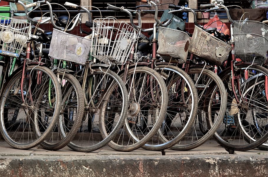 parkeret, sort-farve cykel parti, cykler, kurve, cykel, transportmidler, ingen mennesker, stationær, transportform, land køretøj, dag, rækværk, by, hjul, parkering, stor gruppe af objekter, udendørs, arkitektur, kurv, låse, i en række, metal, gade, parkeringsplads, 1080P