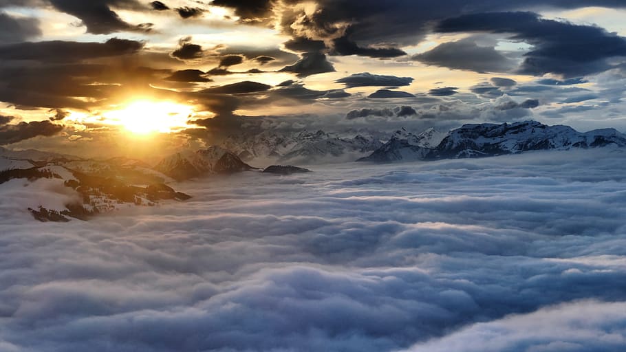 Gebirge, kalt, Dämmerung, Landschaft, Berge, Natur, Wolkenmeer, Schnee, Sonnenaufgang, Sonnenuntergang, Winter, wolke - himmel, Himmel, Wolkengebilde, Sonnenlicht, Schönheit in der Natur, Dramatischer Himmel, Sonne, Ruhe, Szenen - Natur, keine Leute, ruhige Szene, idyllisch, draußen, Sonnenstrahl, Linseneffekt, Tag, Weichheit, 5K