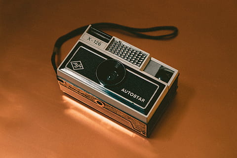 foto, gris, negre, x-216, x -216 càmera, poc profund, focus, càmera de cinema, càmera, coure, reflexió, tecnologia, objecte, estil retro, antiguitat, tir de l'estudi, a l'interior, sol objecte, càmera - equip fotogràfic, temes de fotografia, nostàlgia, fons de colors, vell, cap gent, analògic, història, el passat, primer pla, vista d’angle alt, lent - instrument òptic, taula, fons taronja, 5K, CC0, domini públic, lliure de regalies