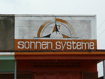 solsystemer, sol, system, plads, tekst, meddelelse, ingen mennesker, arkitektur, vestlige script, bygning udvendig, dag, bygget struktur, skilt, udendørs, by, lav vinkel visning, stort bogstav, natur, menneskelig repræsentation, repræsentation, tæt på, Information, indgang, himmel, 2K, CC0, offentligt domæne, royaltyfrie