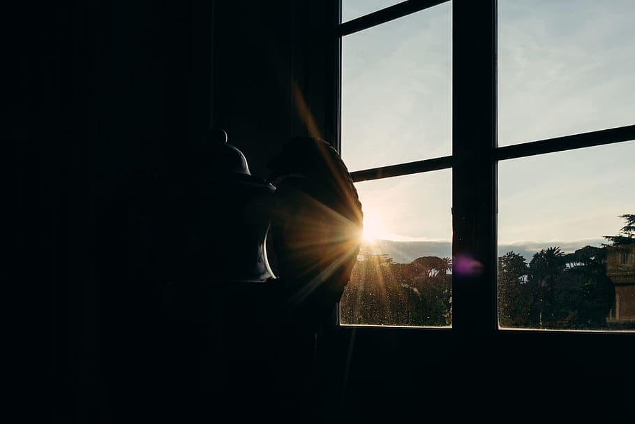 selvom, vindue, lys, Andet, mennesker, kigger gennem vinduet, en person, glas - materiale, sollys, sol, linseflare, silhuet, indendørs, himmel, solnedgang, natur, solstråle, gennemsigtig, dag, skønhed i naturen, ingen mennesker, arkitektur, plante, streaming, 4K