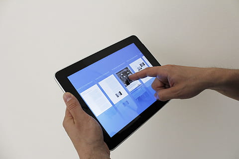persoon die tablet vasthoudt, ios, ipad, app, tablet, appel, mobiel, technologie, internet, aanraken, interface, scherm, online, tijdschrift, gebruiker, web, digitaal, slim, menselijke hand, bezit, Draadloze technologie, menselijk lichaamsdeel, digitale tablet, communicatie, hand-, verbinding, een persoon, touch screen, draagbaar informatie-apparaat, slimme telefoon, binnenshuis, volwassen, mannen, studio opname, vinger, 2K, CC0, publiek domein, royaltyvrij