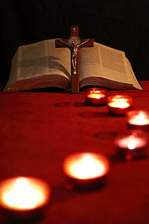 crocifisso, appoggiò, Bibbia, candela, condurre, sentiero, attraversare, luce, luminosa, bicchiere, celebrazione, finestre, architettura, religione, miracolo, strada, Cristo, Gesù, modo, verità, lo sono, cristianesimo, spiritualità, libro, Chiesa, notte, cattolicesimo, preghiere, attrezzatura per l'illuminazione, illuminato, in casa, pubblicazione, avvicinamento, credenza, nessuno, messa a fuoco selettiva, Aperto, natura morta, sfondo nero, girato in studio, formazione scolastica, rosso, luce del tè, lampada elettrica, 5K, CC0, dominio pubblico, privo di copyright