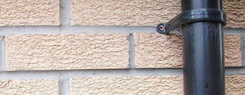 tubo de drenagem, parede, cabeçalho, tijolos, bandeira, textura, o negócio, drenagem, cabeçalho da web, encanamento, encanador, fundo, fixação de parede, arquitetura e edifícios, tubo - tubo, dia, ninguém, arquitetura, estrutura construída, ao ar livre, recurso de construção de parede, metal, gasoduto, fechar-se, texturizado, cadeia, conexão, segurança, velho, luz solar, padronizar, exterior do edifício, concreto, 5K, CC0, domínio público, royalty free