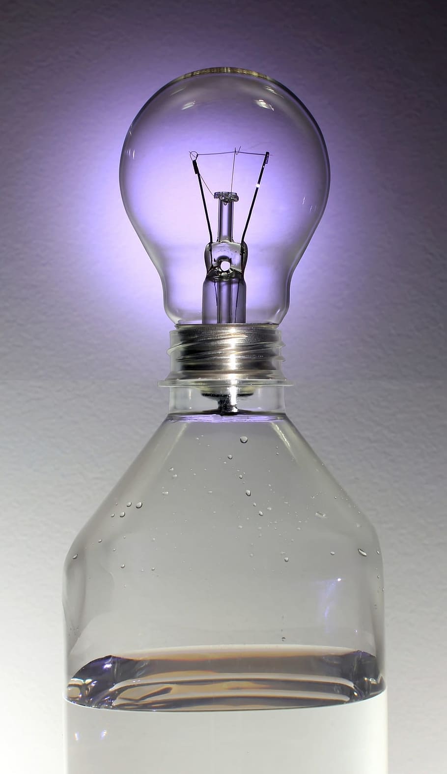 světlo, eco, voda, dno, ekologie, Příroda, životní prostředí, energie, žárovka, ikona, Napájení, slunce, elektřina, přírodní, design, technologie, mokré, osvětlovací zařízení, uvnitř, svítí, sklo - materiál, vlákno, průhledný, nikdo, láhev, detail, jeden objekt, kontejner, řeřavý, studio shot, nástěnný prvek, modrý, stálý život, nachový, elektrická lampa, zdroj napájení, parfémový postřikovač, 1080P