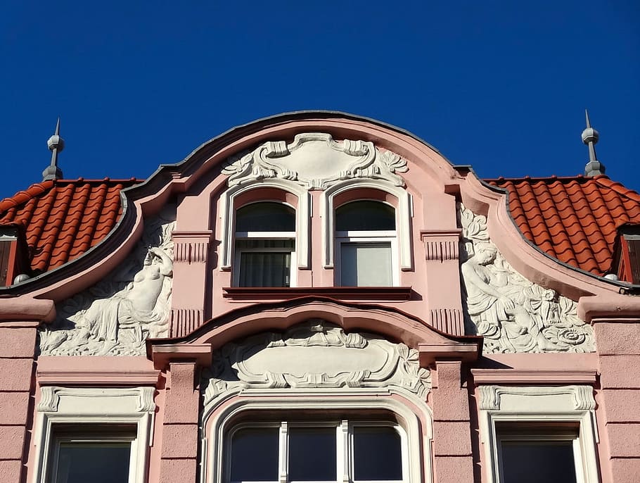 timpano, frontone, architettura, facciata, esterno, costruzione, tetto, esterno dell'edificio, struttura costruita, culture, finestra, tegola, storia, nessuno, all'aperto, cielo, scultura, rappresentazione, arte e artigianato, Inquadratura dal basso, blu, città, cielo sereno, giorno, natura, il passato, rappresentazione umana, destinazioni di viaggio, arco, ornato, colonna architettonica, orologio, stile classico, governo, 720P