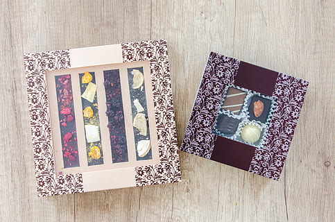 aliments, bois, amour, art, assorti, assortiment, Contexte, des boites, marron, gâteau, des sucreries, carte, Chocolat, cacao, collection, Couleur, confection, confiserie, décoration, délicieux, conception, dessert, manger, graisse, cadeau, Fait main, heureux, cœur, chêne, papier, Pâtisserie, rétro, romantique, collation, style, sucre, sucré, bonbons, table, savoureux, texture, traditionnel, Valentin, ancien, blanc, en bois, à l'intérieur, directement au-dessus, vue grand angle, personne, nature morte, modèle, bois - matériau, choix, variation, bijoux, art et Artisanat, grand groupe d'objets, récipient, la créativité, prise de vue en studio, arrangement, orné, luxe, 5K, CC0, domaine public, libre de droits