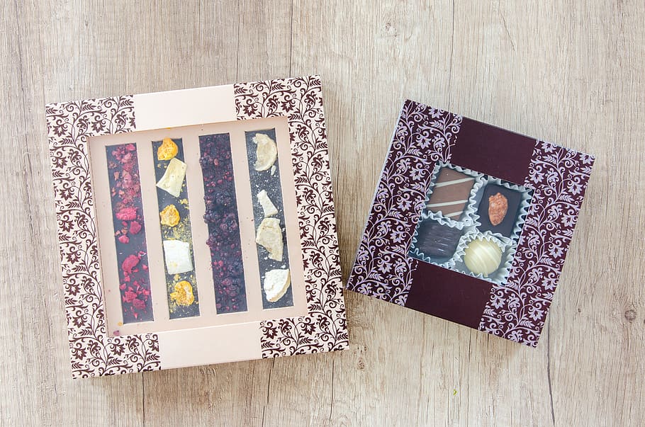 menjar, fusta, amor, art, assortit, assortiment, fons, caixes, marró, pastís, caramels, targeta, xocolata, cacau, col · lecció, color, confecció, pastisseria, decoració, deliciós, disseny, postres, greix, regal, fet a mà, feliç, cor, roure, paper, retro, romàntic, berenar, estil, sucre, dolç, dolços, taula, saborós, textura, tradicional, Sant Valentí, vintage, blanc, a l'interior, directament a sobre, vista d’angle alt, cap gent, natura morta, patró, material de fusta, elecció, variació, joieria, art i artesania, gran grup d'objectes, contenidor, creativitat, tir de l'estudi, arranjament, ornamentat, luxe, 5K