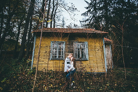 Munte, cuplu, îmbrățișări, plimbare, natură, romantism, copac, plantă, o persoana, arhitectură, oameni adevărați, construită, stiluri de viață, exteriorul clădirii, Activitatea de agrement, vedere din față, permanent, privind camera, zi, portret, femei tinere, tânăr adult, femei, în aer liber, coafura, 5K, CC0, domeniu public, fără drepturi de autor