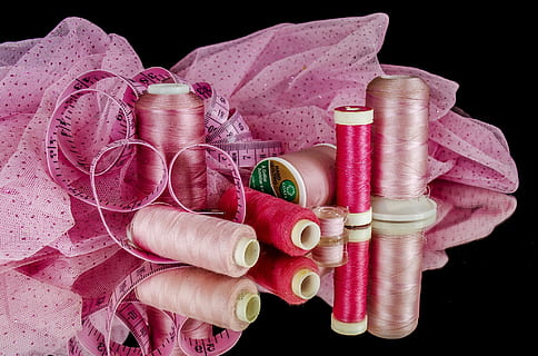 Rosa, Garnrolle viel, Nähen, Baumwolle, Faden, Material, Band, messen, pinke Farbe, drinnen, Stillleben, Nahansicht, schwarzer Hintergrund, Spule, Studioaufnahme, keine Leute, Container, Textil-, große gruppe von gegenständen, Pflanze, Nähartikel, Schmuck, direkt darüber, Tabelle, Währung, Kunst und Handwerk, 1080P, CC0, gemeinfrei, lizenzfrei