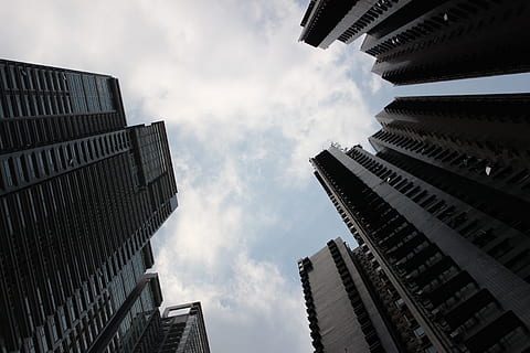 arquitectónico, fotografía, Alto, edificios, edificio alto, cielo, ciudad, nube, arquitectura, exterior del edificio, estructura construida, edificio de oficinas exterior, edificio, nube - cielo, rascacielos, vista de ángulo bajo, oficina, naturaleza, altura maxima, moderno, Distrito residencial, directamente debajo, nadie, negocio, al aire libre, día, Distrito financiero, paisaje urbano, apartamento, 5K, CC0, dominio público, libre de derechos