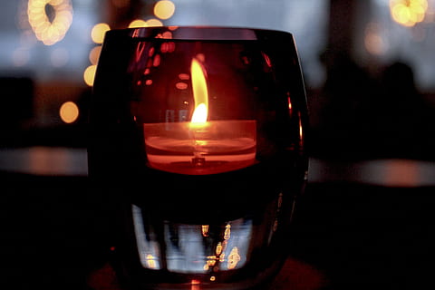 Tiefe, Kerze, Licht, Getränk, Nahansicht, Alkohol, Erfrischung, drinnen, Essen und Trinken, beleuchtet, Fokus auf den Vordergrund, Verbrennung, Nacht-, Flamme, Feuer, keine Leute, Feuer - natürliches Phänomen, Glas, Hitze - Temperatur, glühend, Lichtanlage, Tabelle, Teelicht, Nachtleben, elektrische Lampe, 5K, CC0, gemeinfrei, lizenzfrei