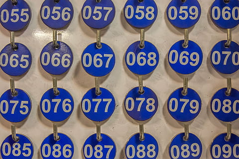 bord, pollett, statistikk, blå, på rad, innendørs, henger, ingen folk, side ved side, form, bakgrunn, full ramme, veggbyggingsfunksjon, rekkefølge, virksomhet, mønster, geometrisk form, design, nærbilde, gjentakelse, overflod, Nummer, industri, 5K, CC0, offentlig domene, opphavsrett gratis