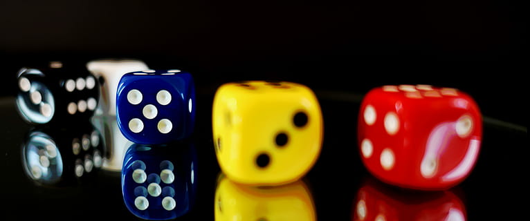 cinc daus assortits, jugar, sort, cub, joc, oci, risc, craps, color, plaer, passatemps, entreteniment, adicció, punts, ulls, sis vores, daus, primer pla, jocs d’oci, relaxació, activitat d'oci, tir de l'estudi, cultura i entreteniment artístic, oportunitat, grup d'objectes, cap gent, vermell, blau, en fila, a l'interior, plàstic, forma de cub, multicolor, dos objectes, fons negre, 5K, CC0, domini públic, lliure de regalies