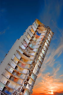 edifici, treballar, demolició, posta de sol, pisa, indústria, cel, a l'aire lliure, blau, arquitectura, núvol - cel, estructura construïda, exterior de l'edifici, vista d’angle baix, naturalesa, ciutat, cap gent, destinacions de viatge, inclinació, religió, dia, creença, viatjar, espiritualitat, llum solar, 1080P, CC0, domini públic, lliure de regalies