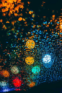 luci colorate multi bokeh, finestra, goccia d'acqua, bicchiere, riflessione, pioggia, bokeh, nessuno, acqua, avvicinamento, bagnato, mezzi di trasporto, notte, vista dall'alto, natura, illuminato, sfondi, strada, in casa, fotogramma intero, città, far cadere, concentrarsi sulle conoscenze acquisite, stagione piovosa, goccia di pioggia, 5K, CC0, dominio pubblico, privo di copyright