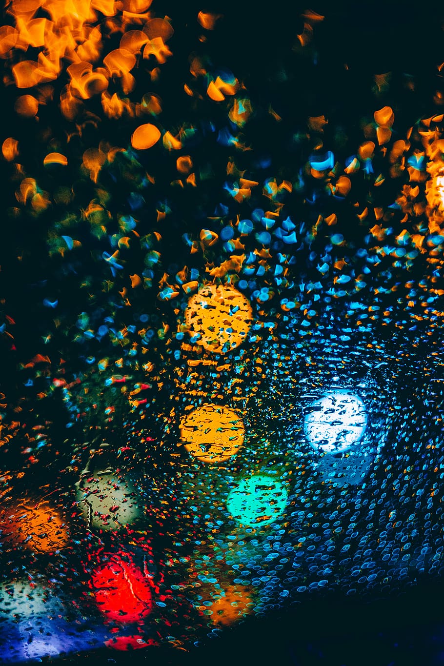 luci colorate multi bokeh, finestra, goccia d'acqua, bicchiere, riflessione, pioggia, bokeh, nessuno, acqua, avvicinamento, bagnato, mezzi di trasporto, notte, vista dall'alto, natura, illuminato, sfondi, strada, in casa, fotogramma intero, città, far cadere, concentrarsi sulle conoscenze acquisite, stagione piovosa, goccia di pioggia, 5K