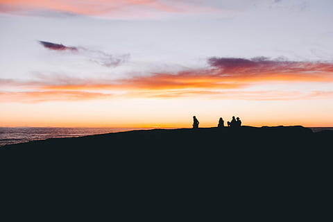 nuvole, folla, alba, crepuscolo, gruppo, collina, natura, persone, silhouette, cielo, acqua, immagini di dominio pubblico, tramonto, bellezza nella natura, scenics - natura, nuvola - cielo, colore arancione, attività di svago, la tranquillità, due persone, scena tranquilla, stili di vita, solidarieta, uomini, idilliaco, ambiente, persone reali, scena non urbana, all'aperto, coppia - relazione, 5K, CC0, dominio pubblico, privo di copyright