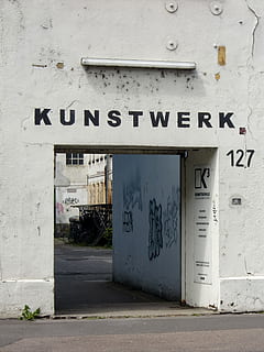 kunstværk, input, passage, Kunstschule, transit, arkitektur, portal, tekst, bygget struktur, dag, butik, bygning udvendig, meddelelse, vestlige script, graffiti, ingen mennesker, murbygningsfunktion, indgang, lukket, dør, bygning, by, udendørs, skilt, sti, gade, hvid farve, garage, 2K, CC0, offentligt domæne, royaltyfrie