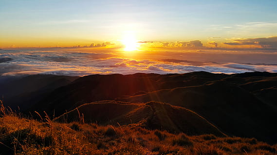 mount pulag svítání, silueta fotografie, hora, zlatý, hodina, svítání, scéna s oblaky, summitu, krajina, západ slunce, krása v přírodě, nebe, scenics - příroda, slunce, životní prostředí, mrak - nebe, klid, slunečního světla, Příroda, destinace, klidné scény, mimoměstské scény, nikdo, sluneční paprsek, idylický, odlesk objektivu, přistát, venku, dramatická krajina, romantické nebe, 5K, CC0, veřejná doména, bez autorských práv
