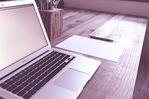 macbook air, branco, em branco, papel, clique na caneta, codificador, computador, conexão, luz do dia, mesa, exibição, eletrônicos, dentro de casa, Internet, teclado, computador portátil, macbook, monitor, caderno, escritório, caneta, sala, tela, tecnologia, sem fio, madeira, de madeira, trabalhos, tecnologia sem fio, comunicação, o negócio, mobília, ninguém, dispositivo de informação portátil, usando laptop, ainda vida, foco seletivo, madeira - material, portabilidade, vidro, papelada, 5K, CC0, domínio público, royalty free