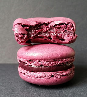macarons roses, macarró, pastís, galetes, rosa, gourmand, pila, menjar i beguda, cap gent, tir de l'estudi, primer pla, color rosa, menjar, frescor, a l'interior, grup d'objectes, natura morta, menjar dolç, indulgència, menjar poc saludable, dolç, postres, variació, temptació, fons gris, llest per menjar, 1080P, CC0, domini públic, lliure de regalies