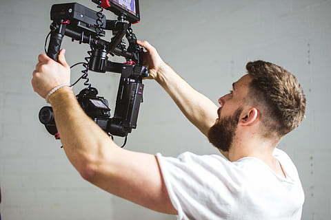 Mann, halten, Kamerastabilisator, Menschen, Kerl, Kamera, Operator, Video, Filmemachen, Kameramann, Kamera - Fotoausrüstung, Männer, beruflicher Beruf, kaukasischer Abstammung, Dreharbeiten, Erwachsene, Sachverstand, eine Person, menschliches Körperteil, Kopfschuss, Körperteil, Fotografie-Themen, Technologie, menschliches Glied, Gliedmaßen, junger Erwachsener, Porträt, Hand, menschliche Hand, drinnen, Mitte Erwachsener, menschlicher Arm, menschliches Gesicht, Profilansicht, 5K, CC0, gemeinfrei, lizenzfrei