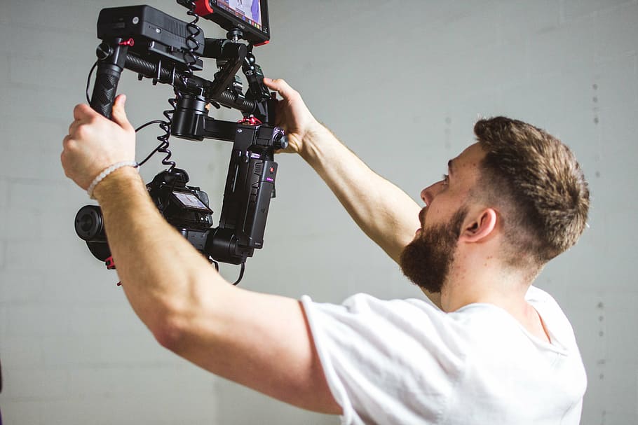 home, celebració, estabilitzador de càmera, gent, paio, càmera, operador, vídeo, producció cinematogràfica, càmera - equip fotogràfic, homes, ocupació professional, operador de càmera, ètnia caucàsica, mascles, rodatge, adult, experiència, una persona, part del cos humà, tirada al cap, part del cos, temes de fotografia, tecnologia, extremitat humana, membre, adult jove, retrat, mà, mà humana, a l'interior, mig adult, braç humà, rostre humà, vista del perfil, 5K