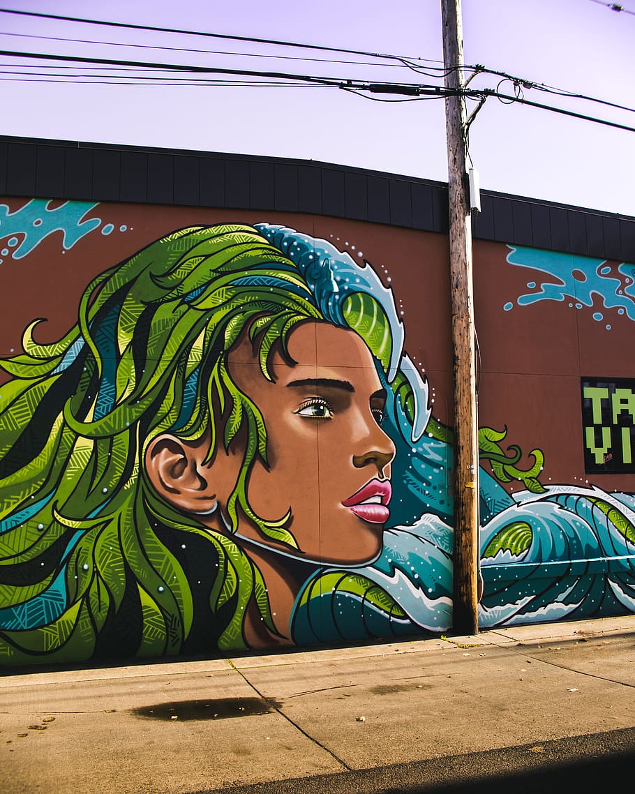 dona, blau, verd, pintura de paret de cabells, art, artístic, colors, disseny, lloc elèctric, graffiti, imatge, pintura, vorera, carrer, paret, cables, imatges de domini públic, representació, art i artesania, creativitat, representació humana, estructura construïda, multicolor, dia, arquitectura, artesania, semblança masculina, una persona, a l'aire lliure, color verd, mural, exterior de l'edifici, semblança femenina, 4K