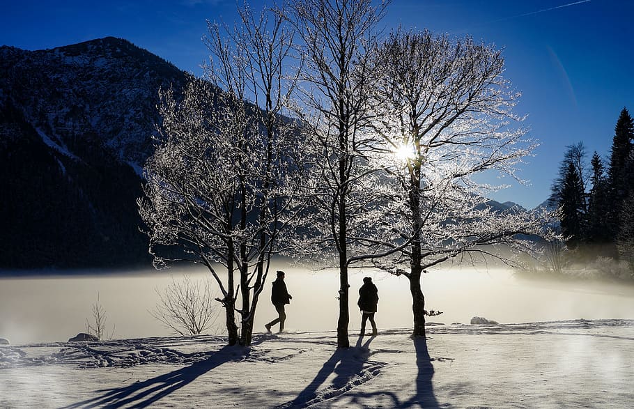 Winter, See, Eis, winterlich, Schnee, Landschaft, Nebel, kalt, gefrorener See, Stimmung, Berge, kalte Temperatur, Baum, zwei Menschen, Natur, draußen, Reflexion, Himmel, szenen, Pflanze, Szenen - Natur, Schönheit in der Natur, Wasser, Lebensstile, echte Menschen, Freizeitbeschäftigung, Land, Sonnenlicht, Silhouette, Menschen, 5K