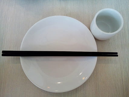 chopstick, pietauti, plokštė, virtuvės reikmenys, lazdelės, indai, maisto, lentelė, japonų kultūra, mediena - medžiaga, puodelis, Maistas ir gėrimai, gerti, gaivinimas, kavos puodelis, patalpose, tiesiogiai virš, natiurmortas, nėra žmonių, šviežumas, kava, kavos gėrimas, Iš arti, sveika mityba, aukšto kampo vaizdas, karštas gėrimas, arbatos puodelis, stiklas, nustatymas, 2K, CC0, Viešasis domenas, nemokamai