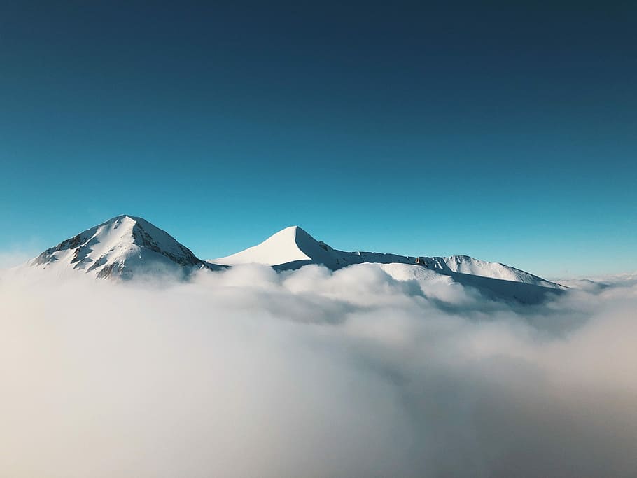 fotografie, hora, pokryté, mlha, sníh hory, seaclouds, pohoří, vrchol, summitu, modrý, studená teplota, sníh, nebe, zimní, krása v přírodě, scenics - příroda, životní prostředí, klid, nikdo, Příroda, zasněžené hory, klidné scény, čisté nebe, kopie prostor, horský vrchol, venku, 4K