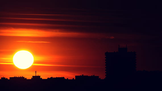 cielo, tramonto, nuvole, retroilluminato, edifici, drammatico, crepuscolo, silhouette, orizzonte, grattacieli, sole, Alba, urbano, architettura, città, esterno dell'edificio, struttura costruita, nuvola - cielo, costruzione, skyline urbano, paesaggio, paesaggio urbano, natura, nessuno, colore arancione, cielo drammatico, vita di città, all'aperto, bellezza nella natura, edificio per uffici esterno, grattacielo, cielo romantico, 5K, CC0, dominio pubblico, privo di copyright