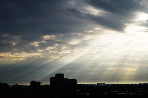 Landschaft, Natur, Himmel, Wolken, Tageslicht, dramatisch, Morgensonne, draußen, Sonnenstrahl, szenisch, Silhouette, Sonne, wolke - himmel, gebaute Struktur, die Architektur, Gebäudehülle, keine Leute, Sonnenlicht, Stadt, Gebäude, Sonnenuntergang, Dramatischer Himmel, Dämmerung, Geschichte, hinterleuchtet, Flachwinkelansicht, bedrohlich, 5K, CC0, gemeinfrei, lizenzfrei