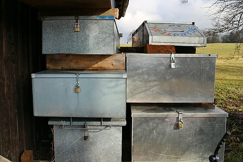 seguretat, Caixa, tancat, treballar, caixa d'eines, acer, metall, caixa de metall, caixa d'alumini, emmagatzematge, oci, contenidor, material de fusta, naturalesa, cap gent, dia, bústia, planta, caixa-contenidor, apicultura, camp, a l'aire lliure, terra, correu electrònic, agricultura, primer pla, abella, arbre, llum solar, 4K, CC0, domini públic, lliure de regalies